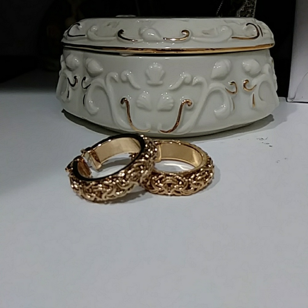 Gorgeous yellow gold tone earring